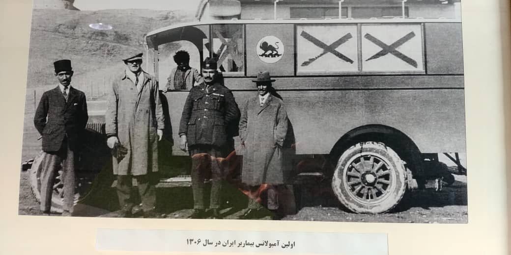 تصویری جالب از اولین آمبولانس در ایران در سال ۱۳۰۶