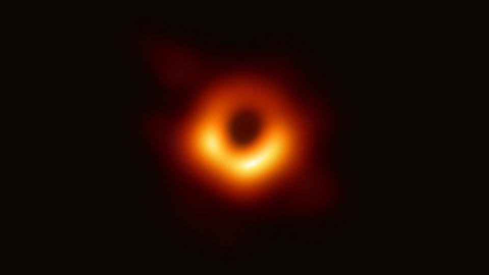 نخست تصویر تاریخ از یک سیاهچاله منتشر شد +عکس