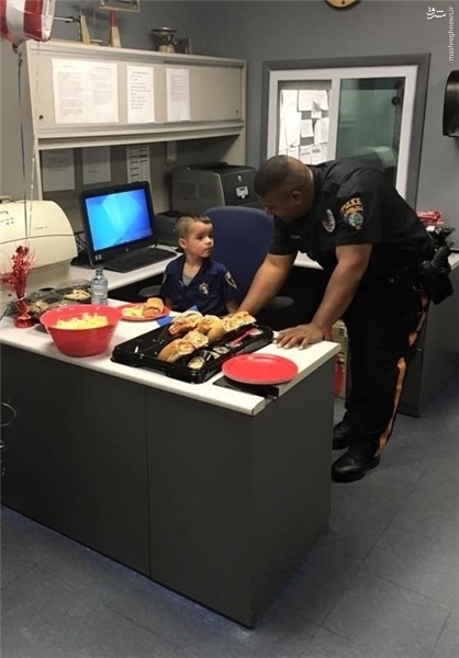 پسری که با درآمد دست‌فروشی برای پلیس ساندویچ می‌خرد