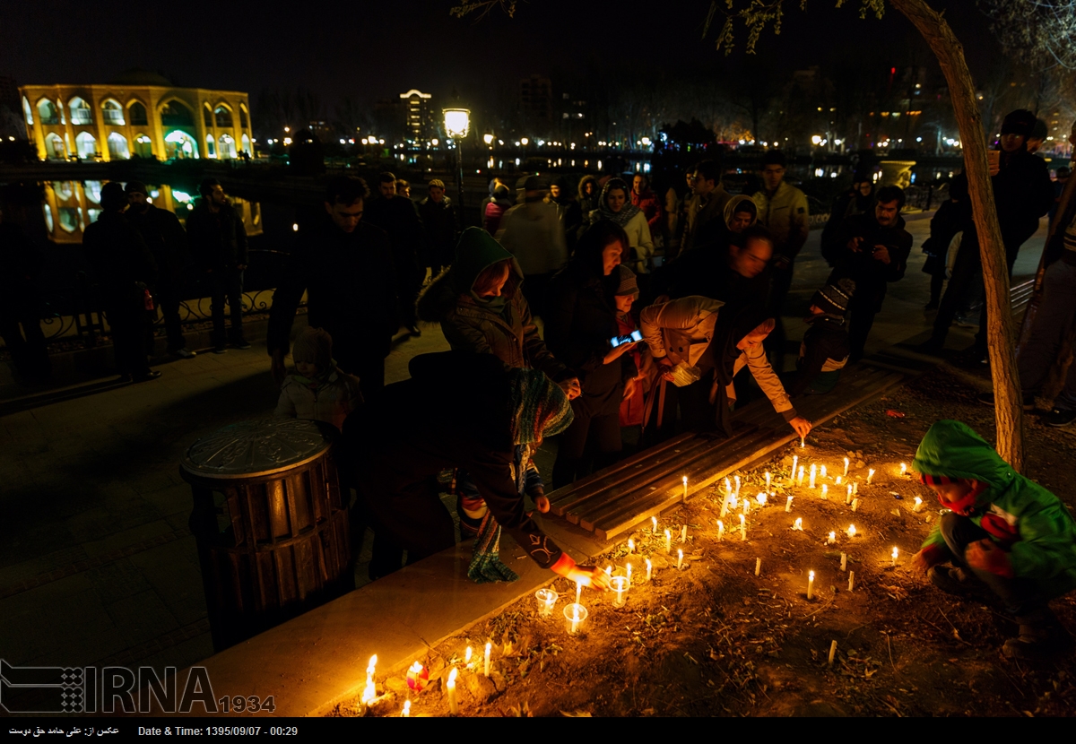 افروختن شمع در سوگ کشته شدگان سانحه ریلی+عکس