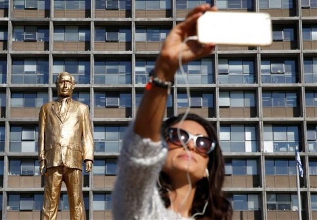 مجسمه طلایی نتانیاهو سوژه شد + تصاویر