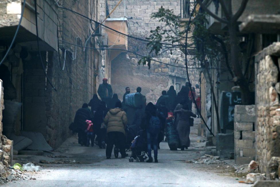 فرار مردم وحشت زده از دست تکفیریها در حلب