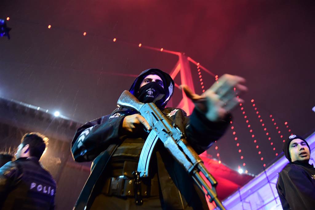 پلیس همچنان به دنبال عامل ترور مردم در کلوب رینا