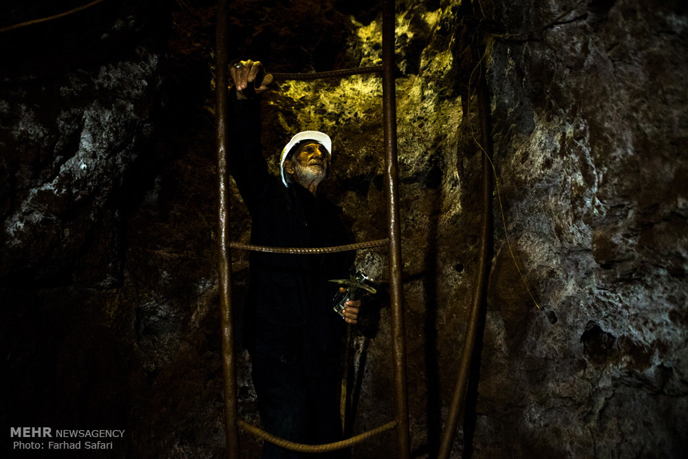 پیرمرد در معدن فیروزه ای+مستند تصویری