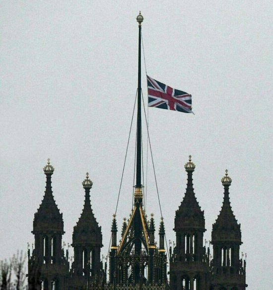 پرچم نیمه بر افراشته بریتانیا بعد از حمله تروریستی