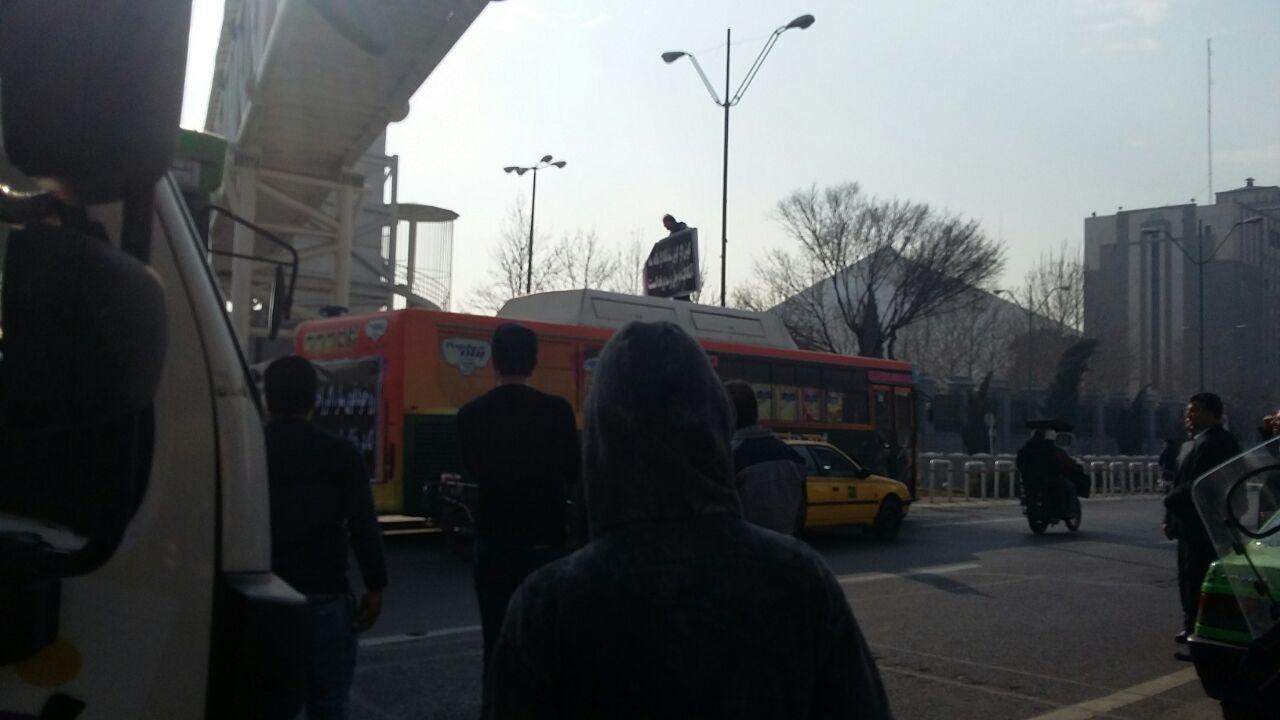 تجمع اتوبوسی مقابل ساختمان مجلس + عکس