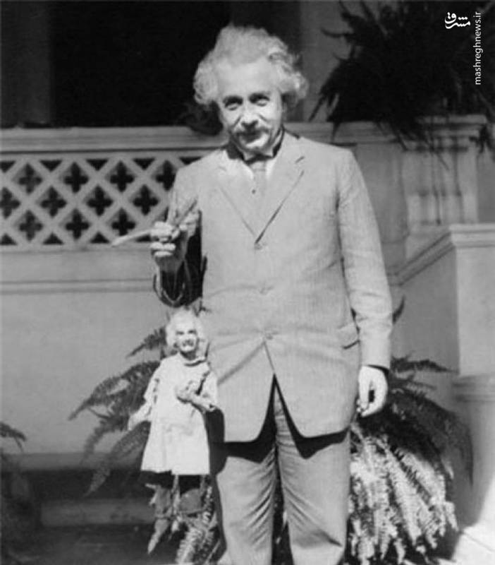 آلبرت انیشتین با عروسکش +عکس