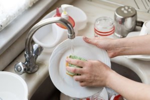 اشتباهاتی که موقع ظرف شستن مرتکب می‌شوید