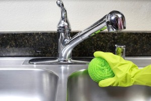 سینک ظرفشویی با جنس های مختلف را چگونه تمیز کنیم؟