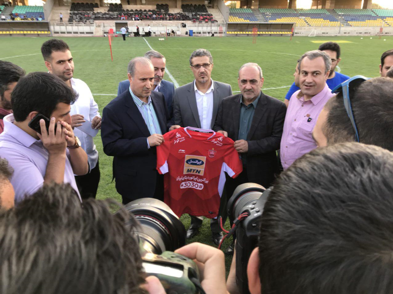 شماره ۴ پرسپولیس به تاج اهدا شد +عکس