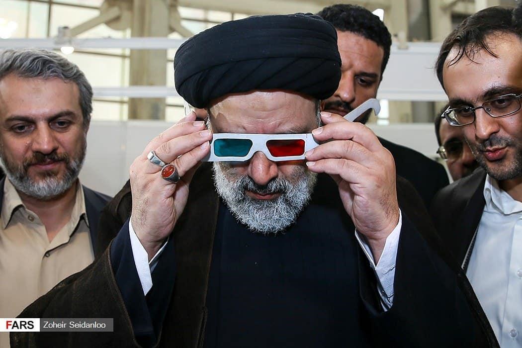 تصویری از ابراهیم رئیسی با عینک سهبعدی تصویری از ابراهیم رئیسی با عینک سهبعدی