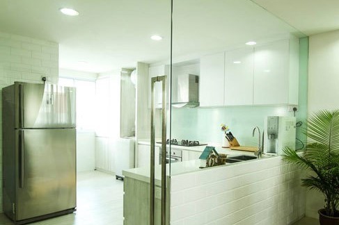 ایده‌ی جدا کردن آشپزخانه از فضای خانه با حایل‌های شیشه‌ای