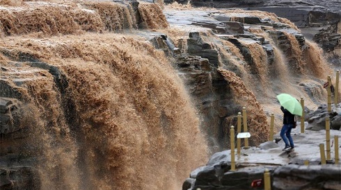 بزرگ‌ترین آبشار زرد رنگ دنیا در چین