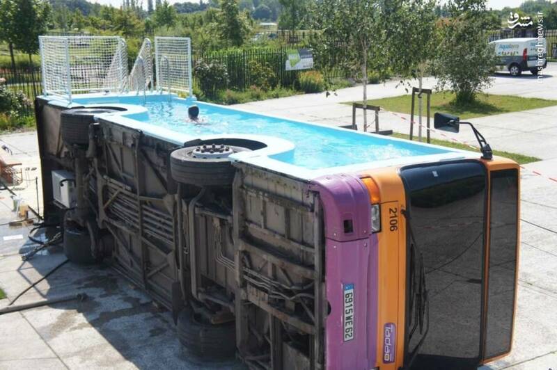 اتوبوسی که تبدیل به استخر شد+ عکس