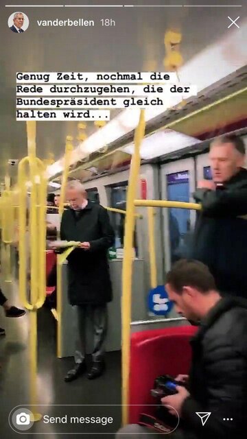 رییس‌جمهور اتریش در مترو در حال خواندن متن