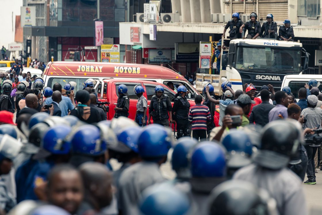 پلیس زیمبابوه با مخالفان دولت درگیر شد