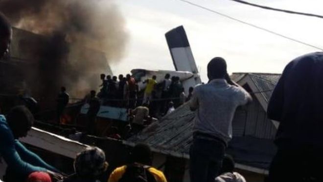 سقوط یک هواپیمای کوچک در منطقه‌ای مسکونی در کنگو+ عکس