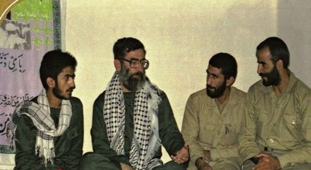 تصویر کمتر دیده شده از فرمانده جدید سپاه در کنار رهبر انقلاب