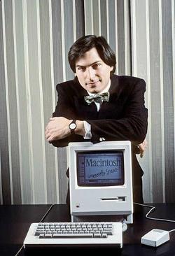استیو جابز به همراه نخستین رایانه شخصی
