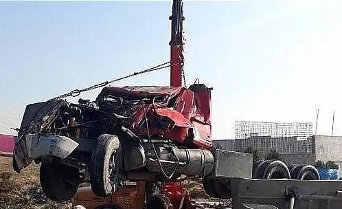 واژگونی کامیون‌سیمان در بزرگراه همت +‌عکس