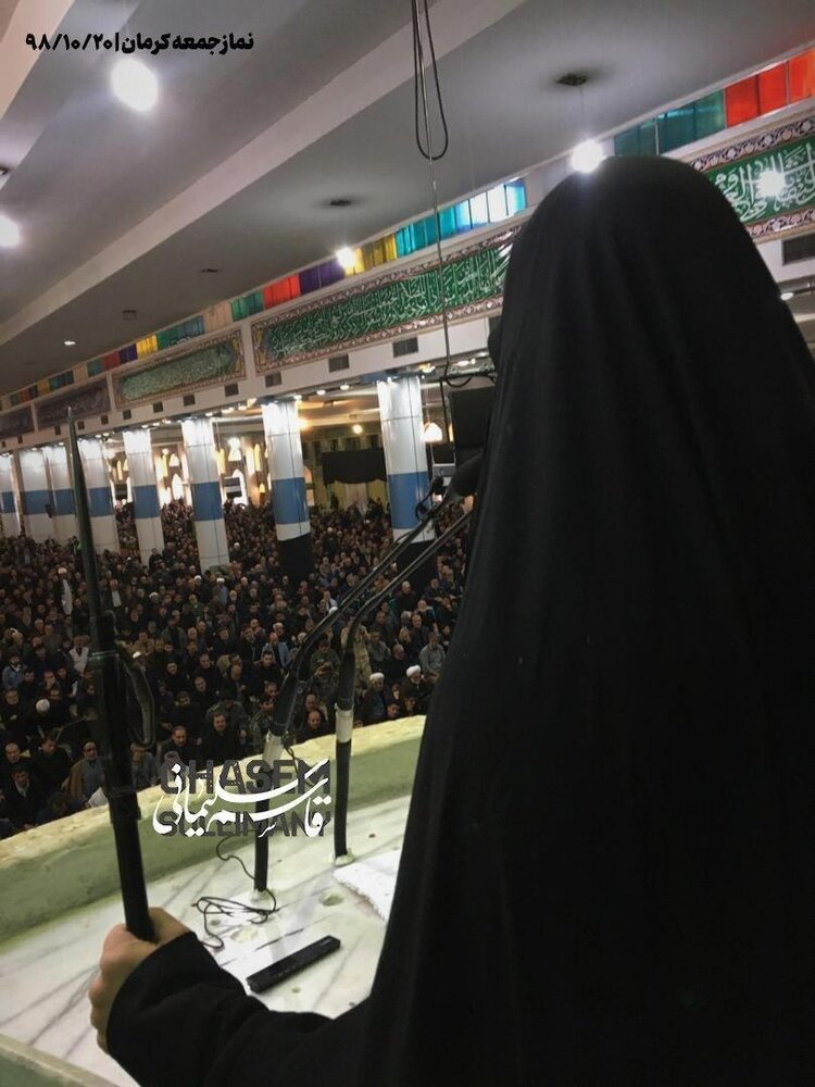 عکسی از دختر سردار سلیمانی، سلاح به دست در نماز جمعه کرمان