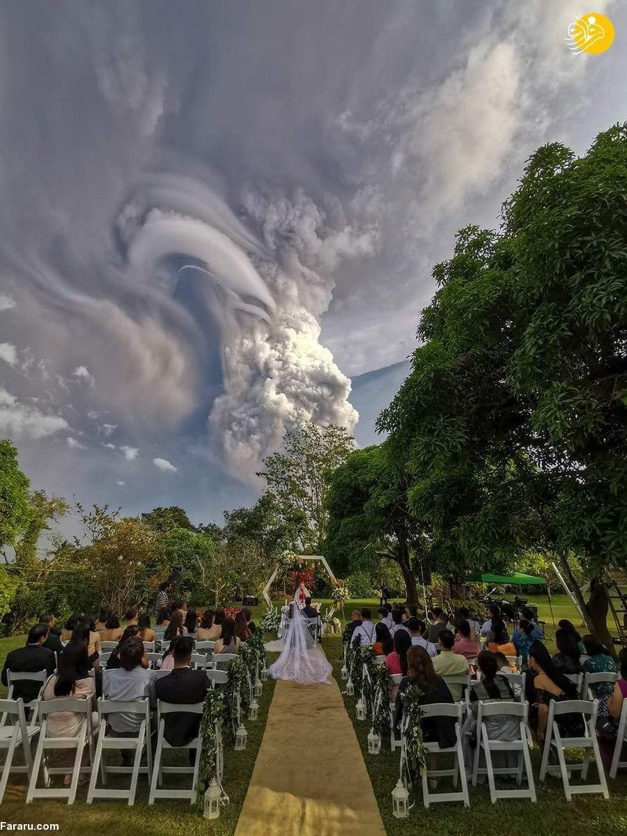 جشن عروسی زیر فوران مهیب آتشفشان! + عکس