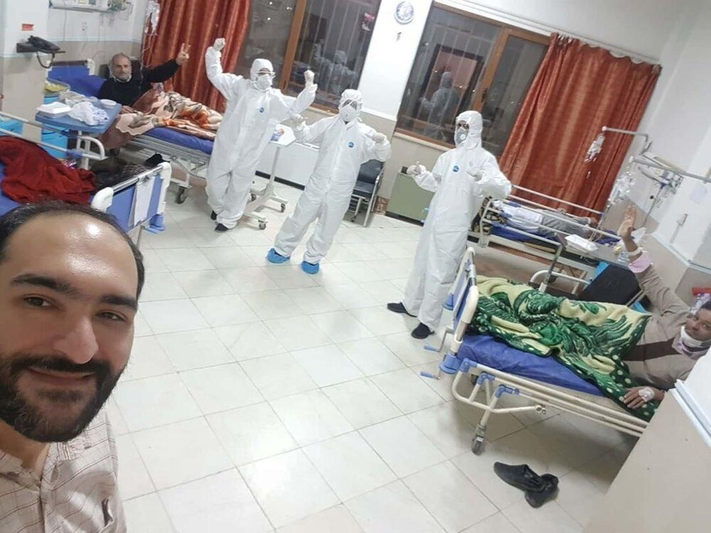 سلفی بیمار مبتلا به کرونا با پرستاران خود در بیمارستان مسیح دانشوری/ تصویر