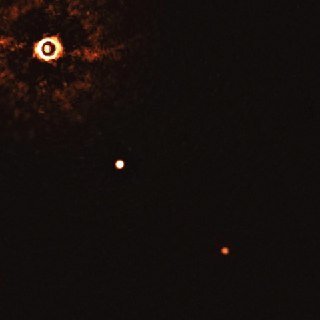 نخستین تصویر مستقیم از دو سیاره غول پیکر در حال گردش به دور یک ستاره