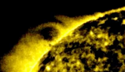 خروج یک کشتی فضایی به اندازه ۲۵ برابر کره زمین از خورشید+ فیلم