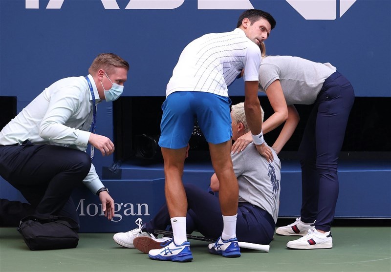اتفاق غیرمنتظره در تنیس اوپن آمریکا/ اخراج جوکوویچ به خاطر ضربه زدن به داور! + عکس