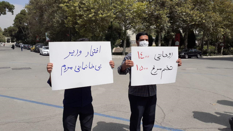 اقدام نمادین دانشجویان در محل برگزاری سخنرانی روحانی +عکس