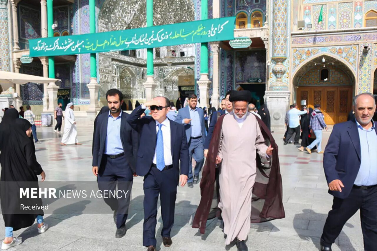 حضور سفیر کره جنوبی در حرم حضرت معصومه (س)