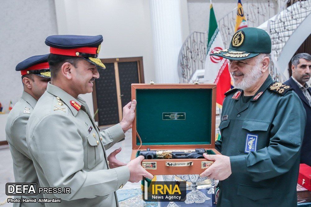 اسلحه‌های اهدایی فرمانده ارتش پاکستان به سرلشکر باقری +عکس