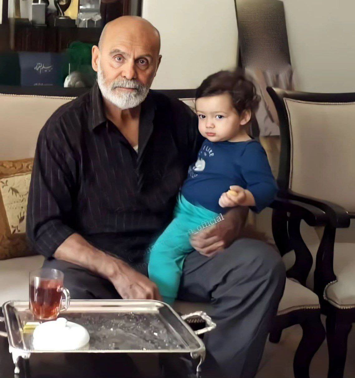 عکس منحصر به فرد جمشید هاشم‌پور در کناره نوه اش