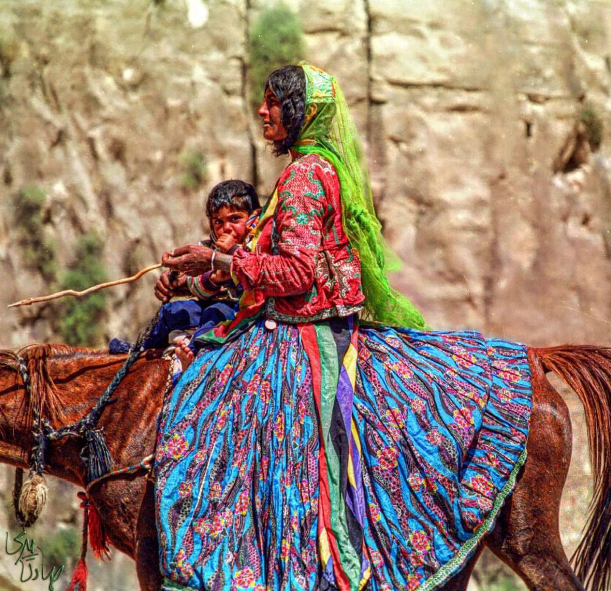 تصویری از یک مادر و کودک قشقایی در مسیر کوچ ییلاقی