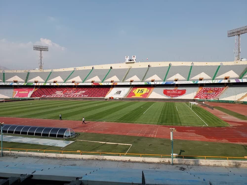 بنرهای جذاب پرسپولیسی ها روی سکوهای ورزشگاه آزادی+ عکس