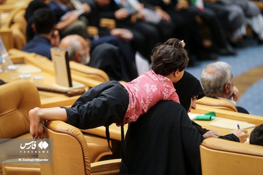  عکسی عجیب که از یک مراسم با حضور رئیسی