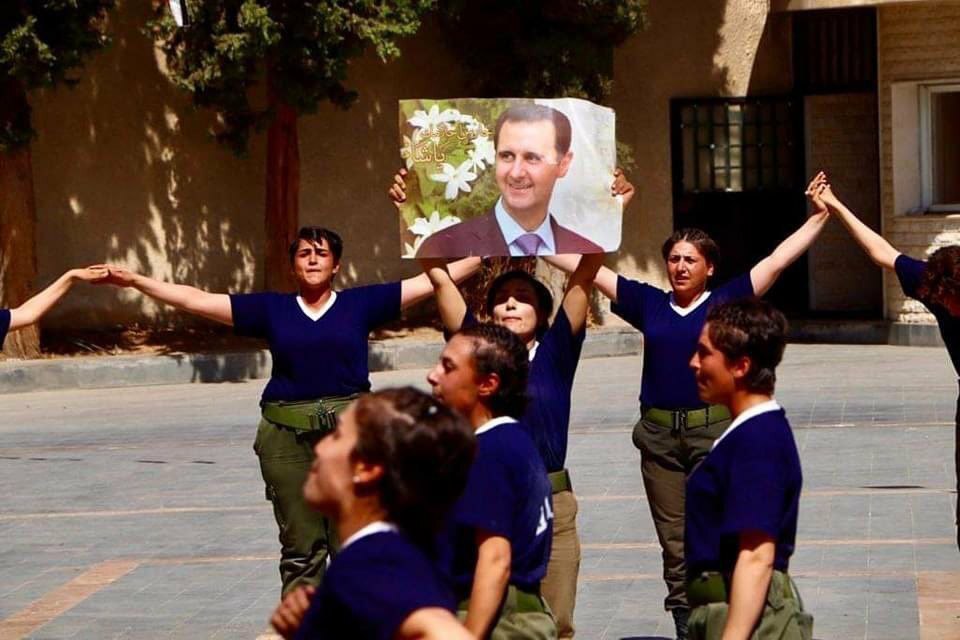 تصاویری از دوره آموزشی پلیس زن دولت سوریه با تصاویر بشار اسد و سلام عجیب نظامی!