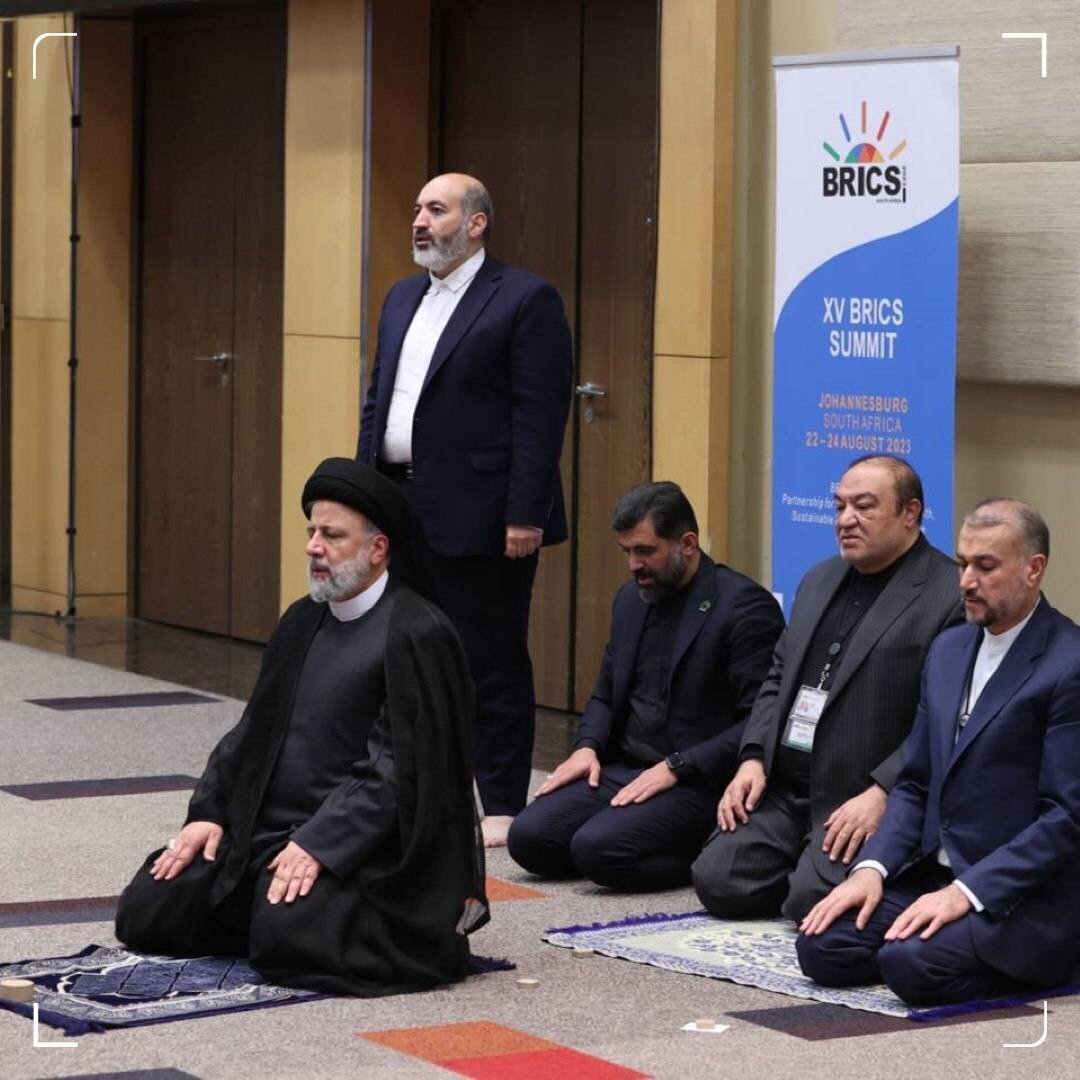 نماز جماعت رئیسی و همراهانش در آفریقا