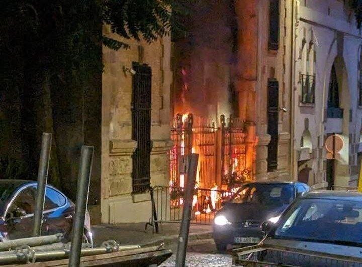 آتش زدن سر در سفارت ایران توسط منافقین+ عکس