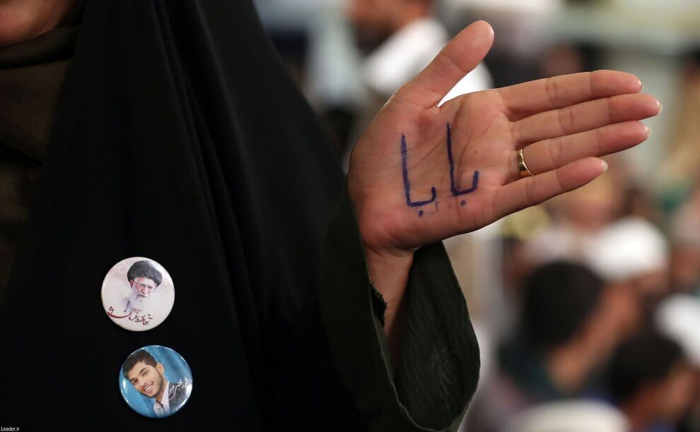 شعارهای جالب کف دستان زنان بلوچی در دیدار با رهبر انقلاب