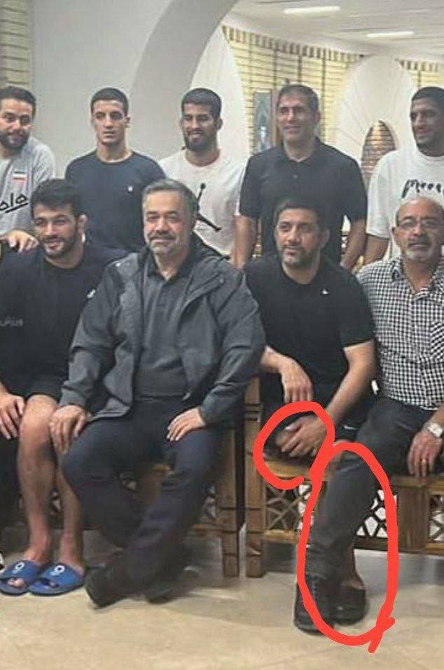 اقدام جنجالی جدید «دبیر» برای پنهان کردن شورت ورزشی اش در حین عکس گرفتن!