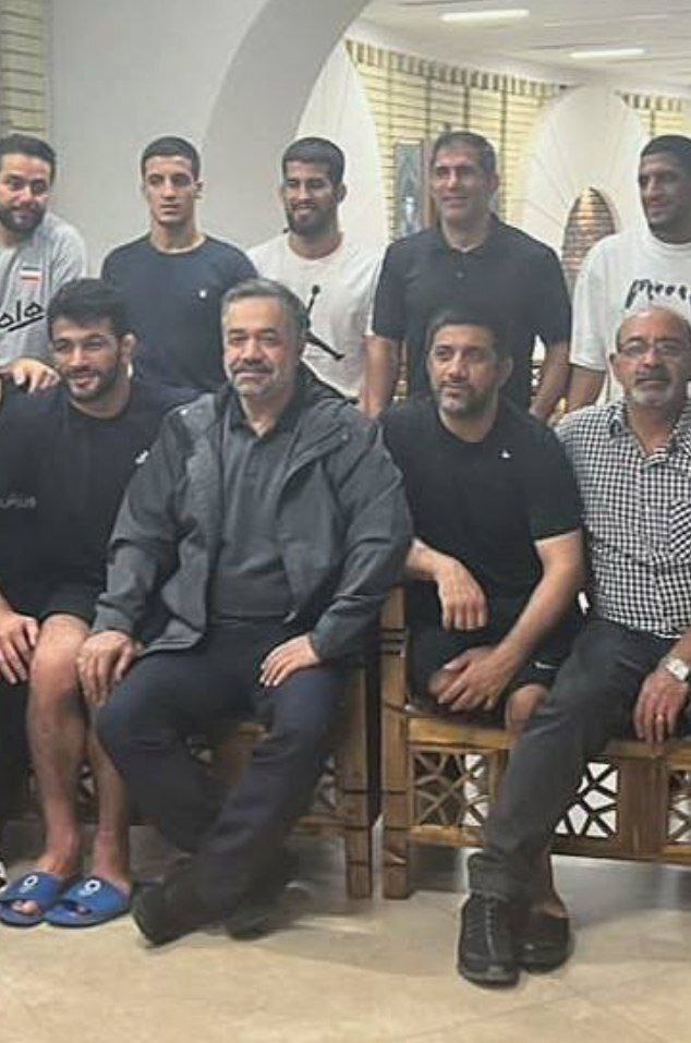 اقدام جنجالی جدید «دبیر» برای پنهان کردن شورت ورزشی اش در حین عکس گرفتن!