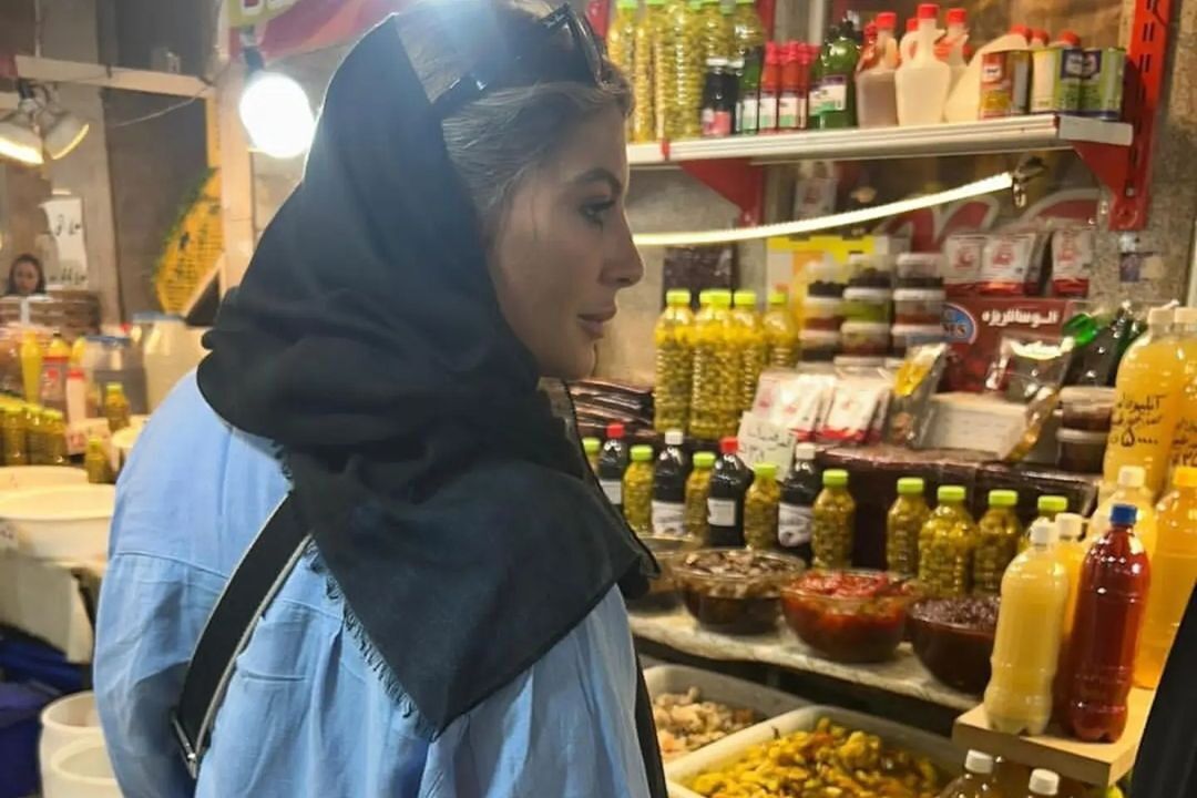 خوشگذرانی و گشت و گذار بازیکن اسپانیایی تراکتور با همسرش در بازار تبریز