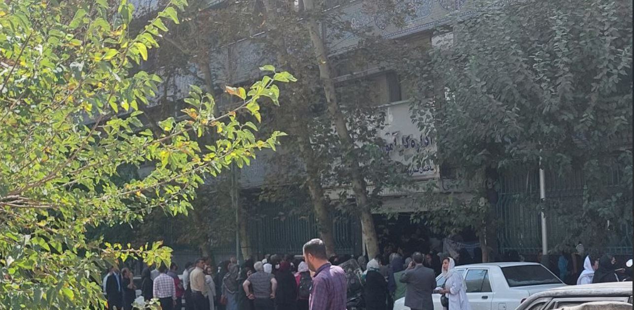 تجمع والدین دبیرستان معروف دخترانه مقابل آموزش‌وپرورش