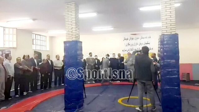افتتاح سالن کشتی در لرستان با دو ستون در وسط تشک!+ عکس