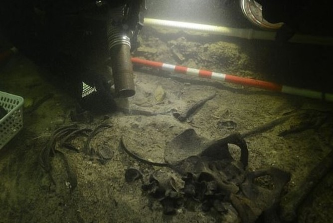 کشف اسکلت ۵۰۰ ساله یک سرباز در کف دریاچه