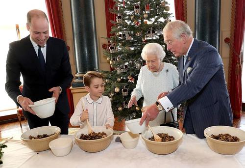 دیدنی‌های روز؛ از عکس کریسمسی ملکه بریتانیا تا کپسول‌های اکسیژن