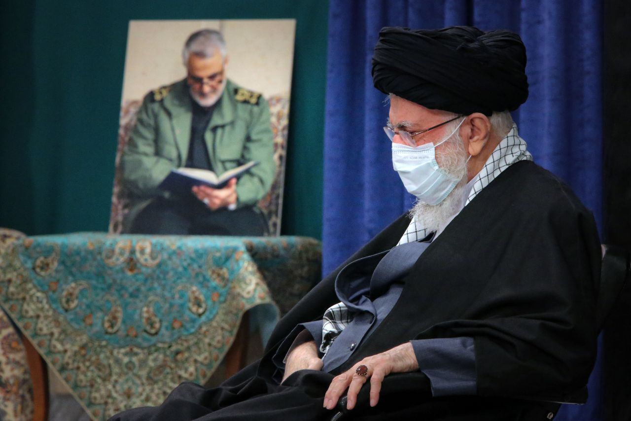 قاب عکس حاج قاسم سلیمانی در مراسم فاطمیه در کنار رهبر انقلاب