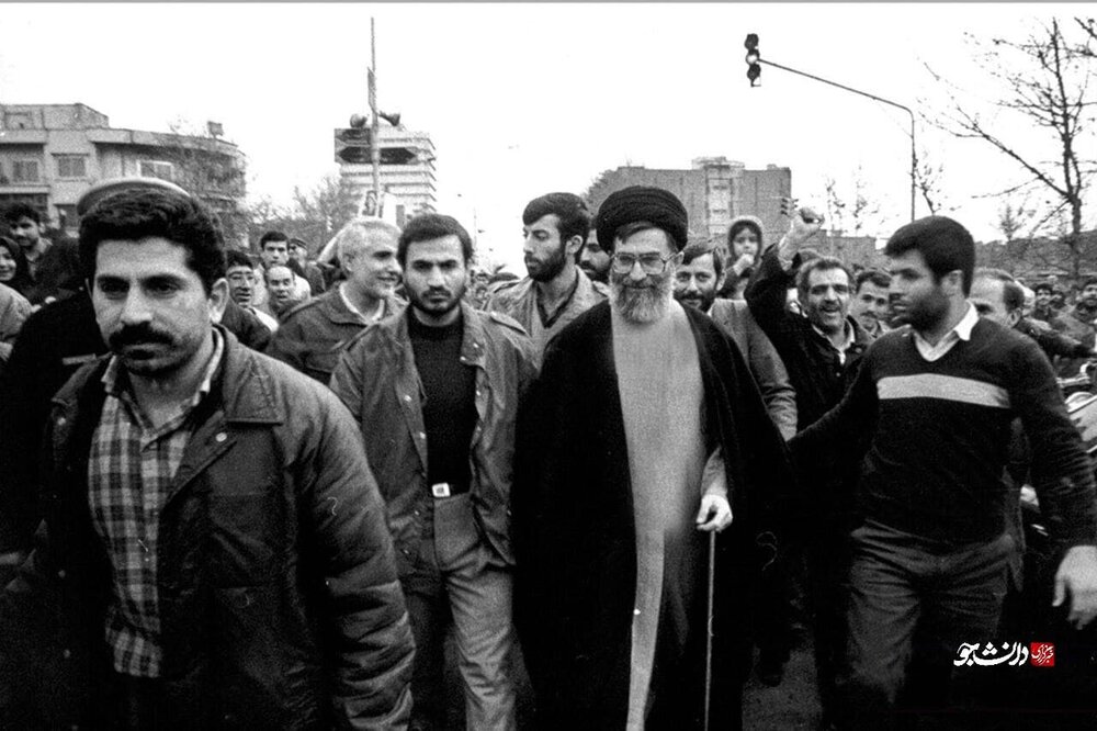 تصویری جالب از رهبر انقلاب در راهپیمایی ۲۲ بهمن در زمان ریاست جمهوری